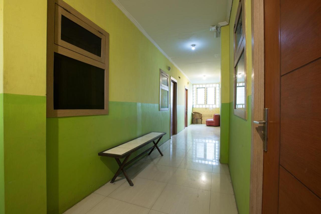 Oyo 298 Gemilang Guesthouse Tangerang Exterior photo